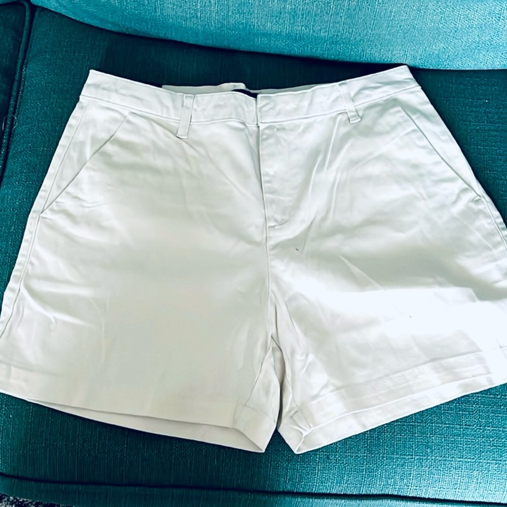NWT BANANA REPUBLIC WOMEN’S WHITE SHORT SIZE 14